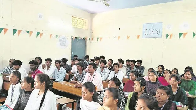 kumaram bheem asifabad-చేతి రాతే భవిష్యత్తుకు బాట..