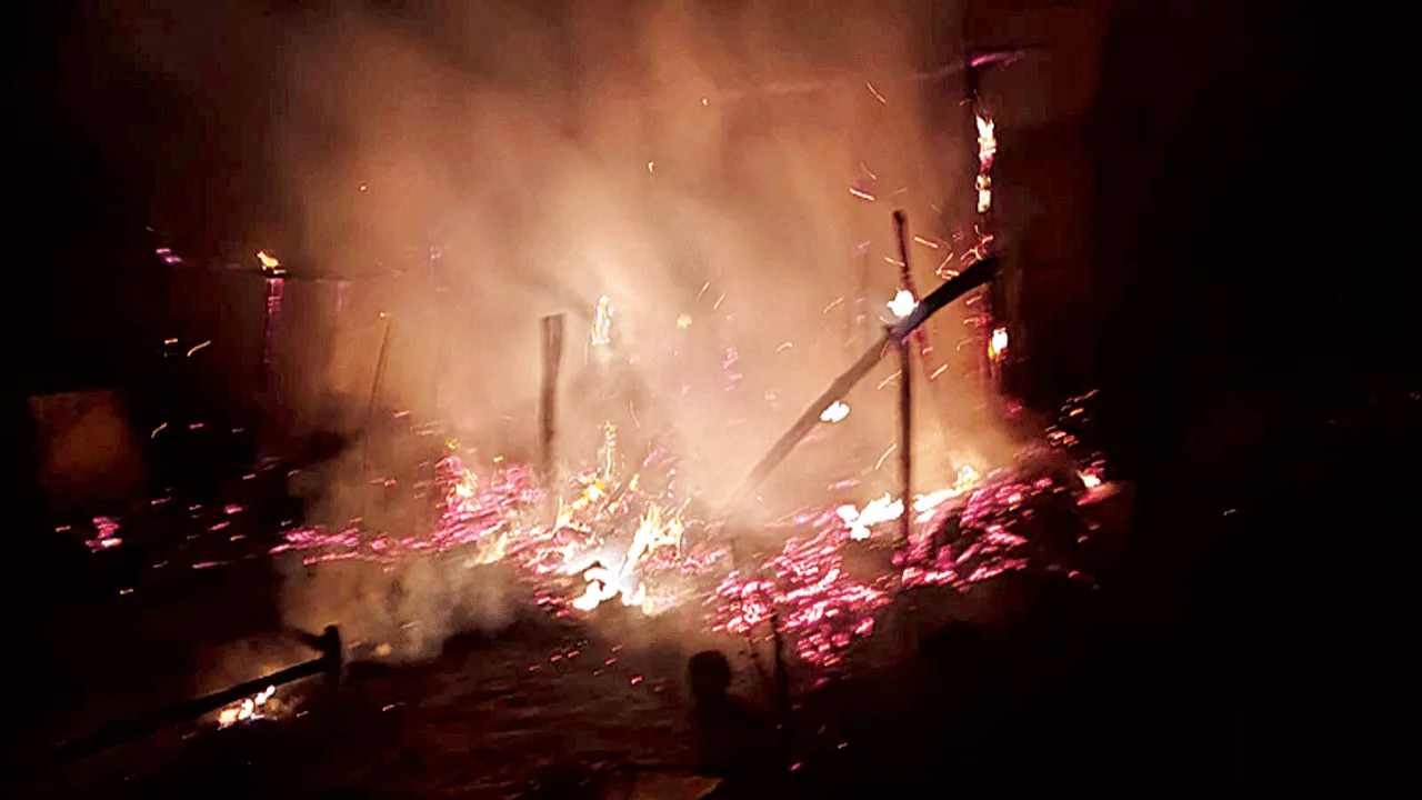 రెండు పూరిళ్లు దగ్ధం 