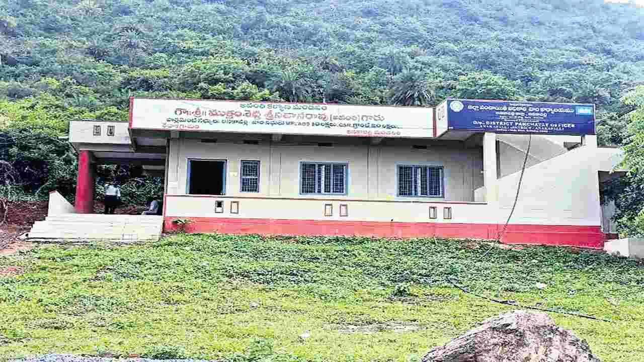 పంచాయతీ కార్యదర్శులపై కొరడా