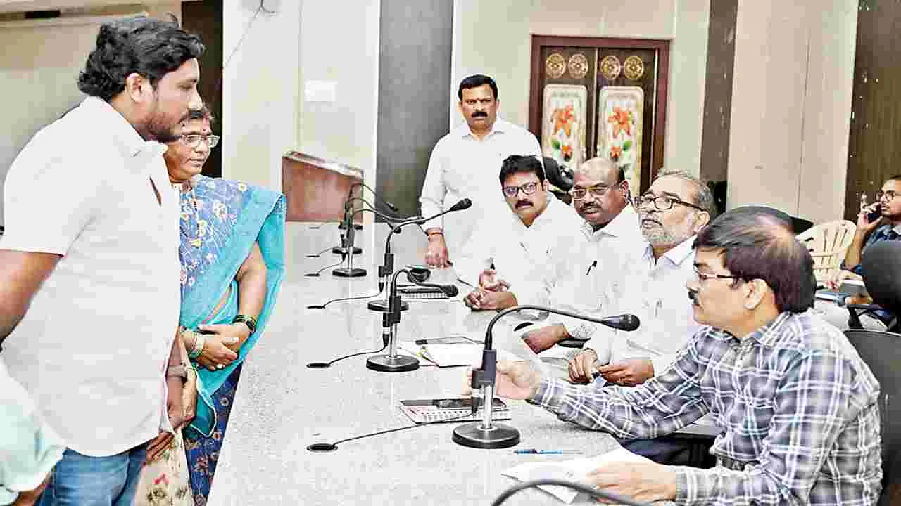 ఉద్యోగుల గ్రీవెన్స్‌కు 46 అర్జీలు 