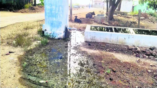 TANK: పాచిపట్టిన నీటి ట్యాంకులు