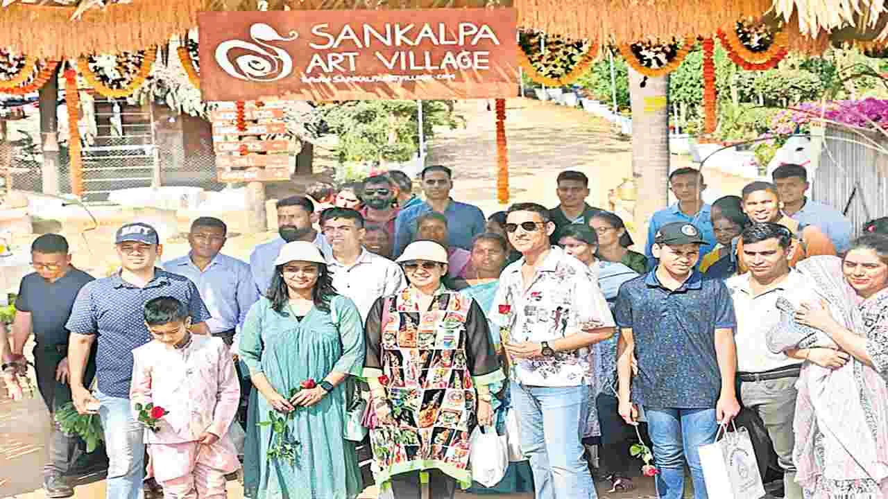 కళా గ్రామంలో నేవీ కుటుంబీకుల సందడి