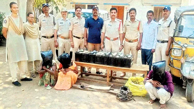 పోలీసులకు చిక్కిన దొంగల ముఠా