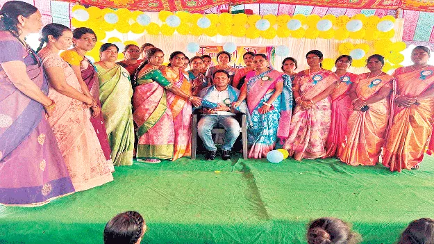 బాలికలు సృజనాత్మకంగా రాణించాలి