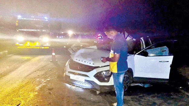    లారీని ఢీకొన్న కారు