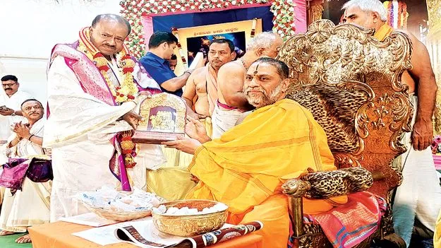 రాఘవేంద్రుడి సన్నిధిలో ప్రముఖులు