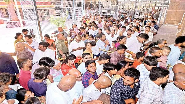 శ్రీశైలంలో భక్తుల సందడి 