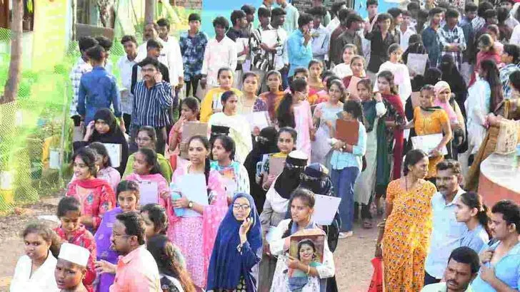 ఏపీలో ఇంటర్ పరీక్షలు.. కేంద్రాల వద్ద విద్యార్థుల సందడి