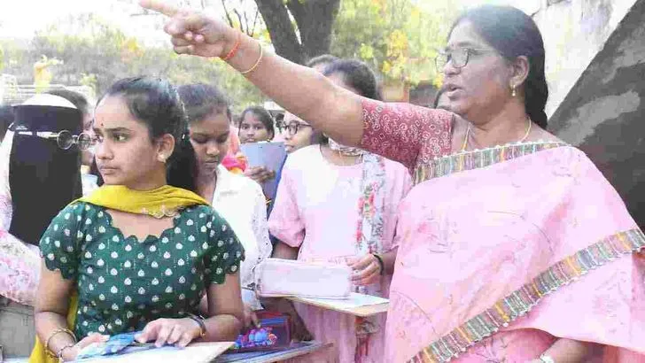 ఏపీలో ఇంటర్ పరీక్షలు.. కేంద్రాల వద్ద విద్యార్థుల సందడి