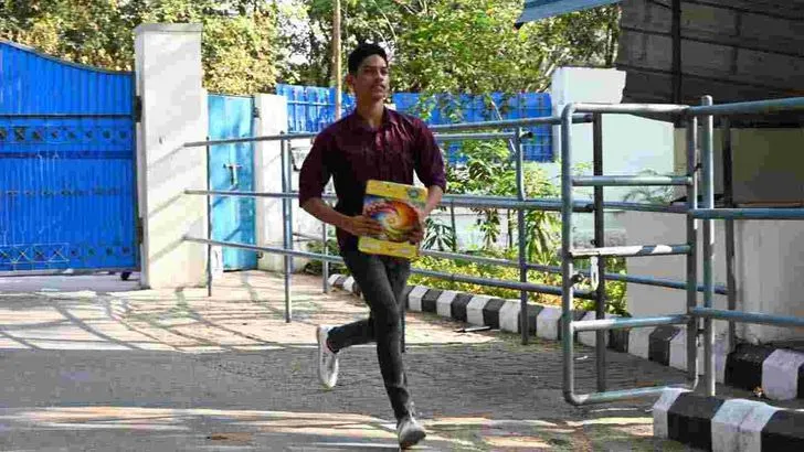 ఏపీలో ఇంటర్ పరీక్షలు.. కేంద్రాల వద్ద విద్యార్థుల సందడి