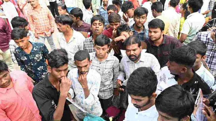 ఏపీలో ఇంటర్ పరీక్షలు.. కేంద్రాల వద్ద విద్యార్థుల సందడి