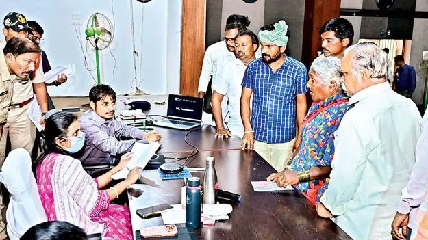 గడువులోపు సమస్యలను పరిష్కరించాలి 