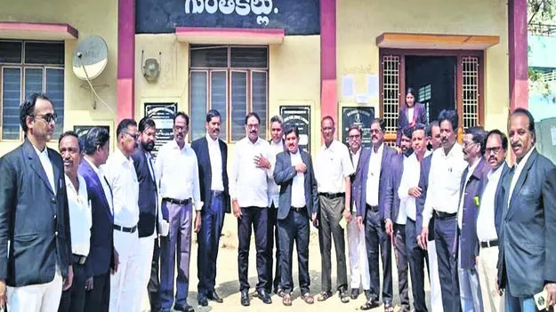 LAWYERS: న్యాయవాదుల విధుల బహిష్కరణ