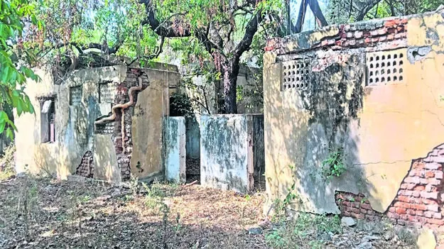 POLICE: శిథిలావస్థలో పోలీస్‌ క్వార్టర్లు 