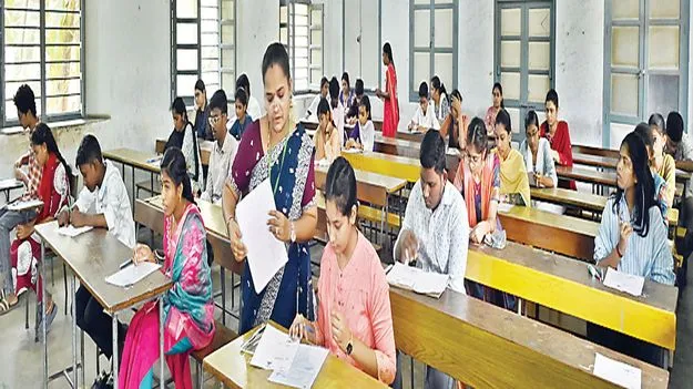 సీసీ కెమెరాల నిఘా నీడలో..