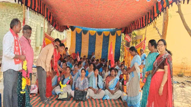   కనీస వేతనం ఇవ్వాలి