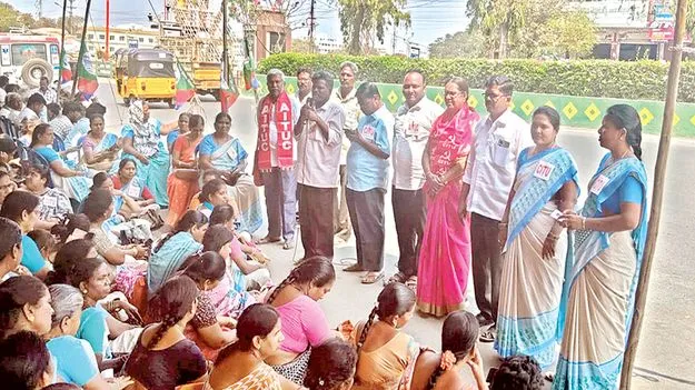 హామీలు నెరవేర్చాలి