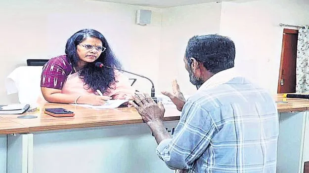 అర్జీదారుల సమస్యల పై అధికారులు నిర్లక్ష్యం వీడండి