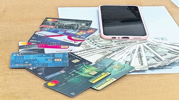 ఏటీఎం కార్డులు మార్చేసి నగదు చోరీ