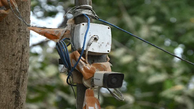 మసకబారిన నిఘా నేత్రం