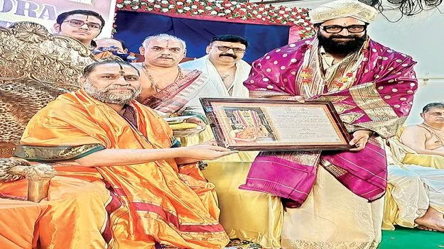    ప్రముఖులకు అవార్డులు ప్రదానం 