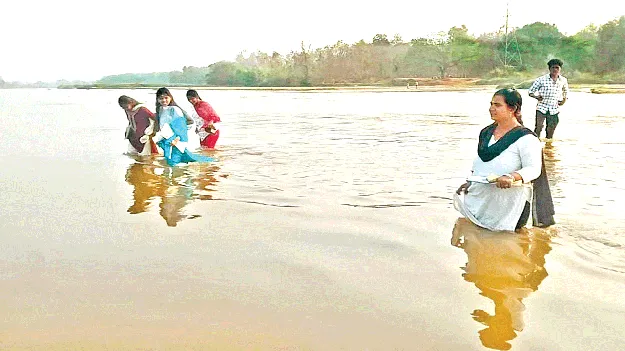 పరీక్ష రాయాలంటే..నది దాటాల్సిందే