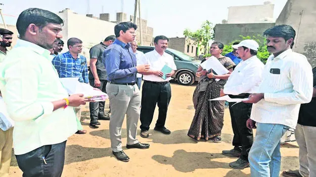 JC: ఎంఐజీ లేఅవుట్‌ను పరిశీలించిన జేసీ