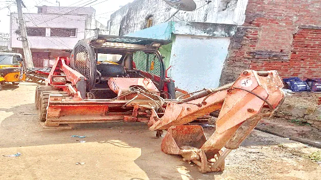 మూడు నెలలుగా ఇక్కడే!