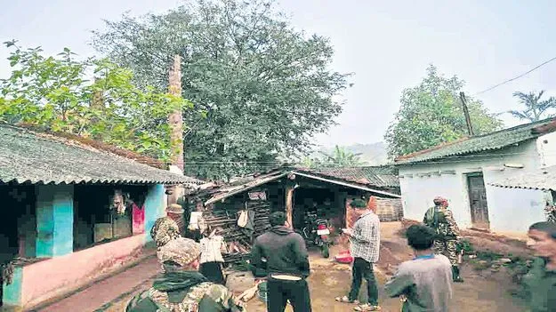 చింతపల్లి క్యాంప్‌లో కార్డెన్‌ సెర్చ్‌ 