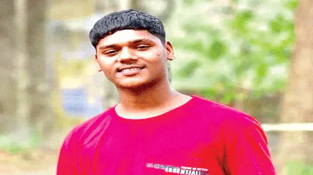 గెడ్డలోకి దూసుకుపోయిన ద్విచక్రవాహనం 