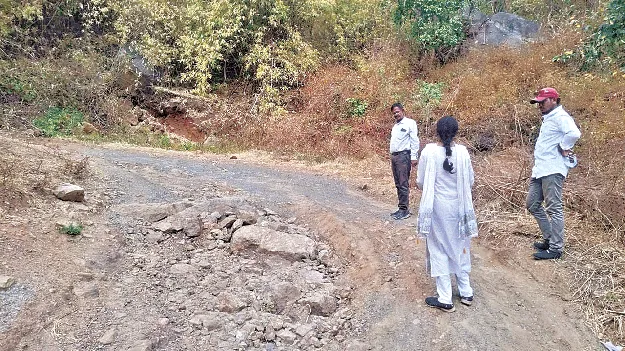 Tribal village roads: ఆందోళన చేస్తేనే స్పందిస్తారా?