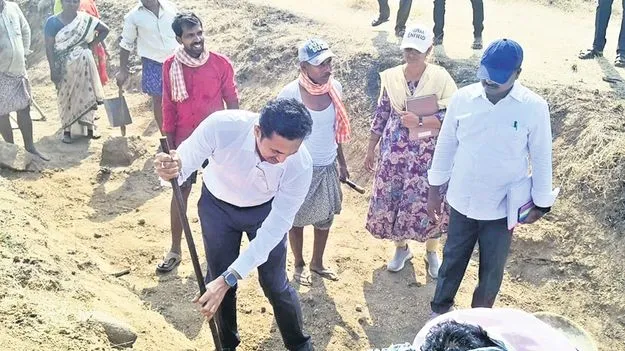 గడ్డపార పట్టిన కలెక్టర్‌