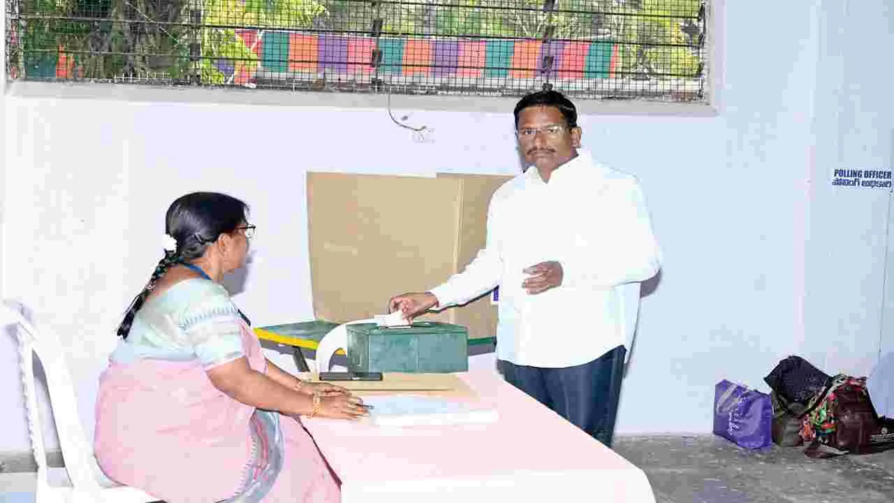 కుటుంబ సభ్యుల్లా కలిసి మెలిసి ఉండాలి