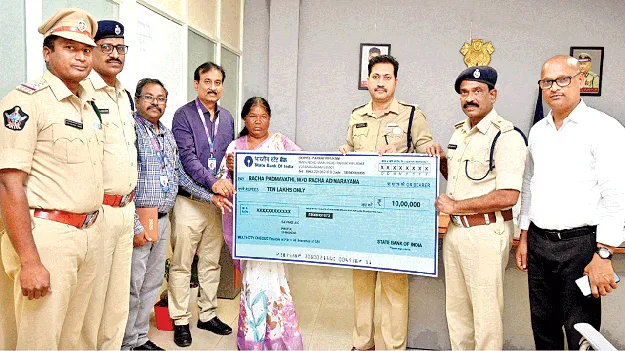 మృతుడి కుటుంబానికి చెక్కు అందజేత 