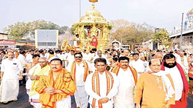 ఆది దంపతులకు స్వర్ణ రథోత్సవం