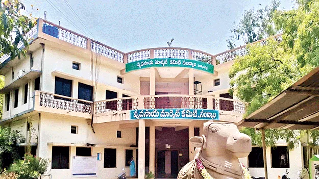 రచ్చకెక్కిన గది వ్యవహారం