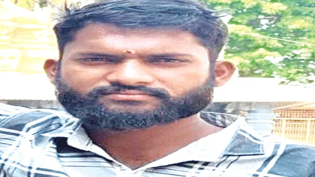 లారీ పైనుంచి జారిపడి క్లీనర్‌ మృతి 