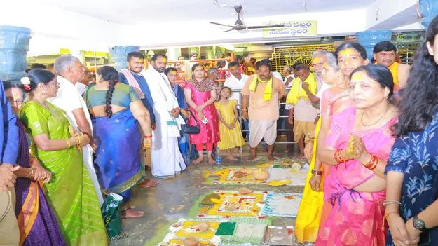 Peddapalli:మల్లన్న ఆలయంలో ప్రముఖుల పూజలు