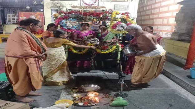 Peddapalli: వైభవంగా ఆది దంపతుల డోలోత్సవం..