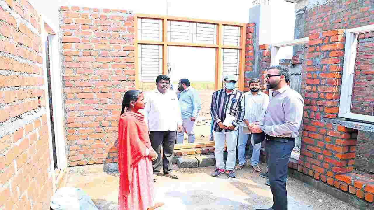 ఇందిరమ్మ ఇళ్ల నిర్మాణం వేగవంతం చేయాలి
