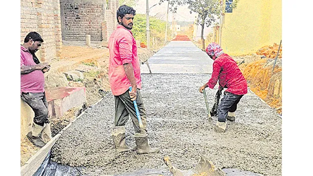 పల్లె రోడ్లకు పండగొచ్చింది