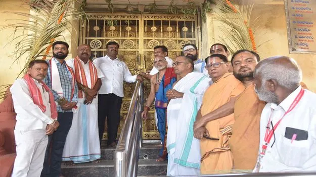 చంద్రగ్రహణం ఎఫెక్ట్‌.. పలు  ఆలయాల మూసివేత