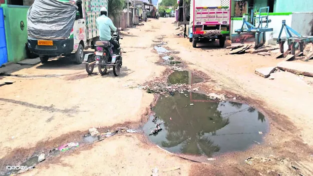 SEWAGE: రోడ్డుపై మురుగునీటి ప్రవాహం