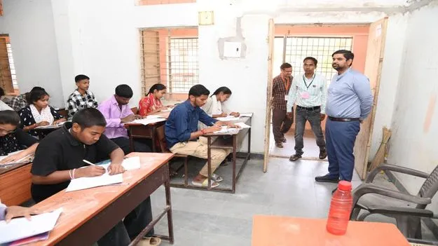 పరీక్షా కేంద్రంలో వసతులు కల్పించాలి