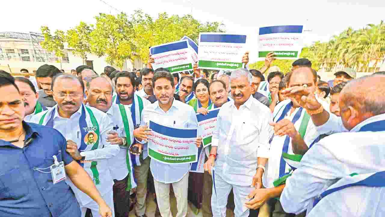 అలా వచ్చారు.. ఇలా వెళ్లారు!