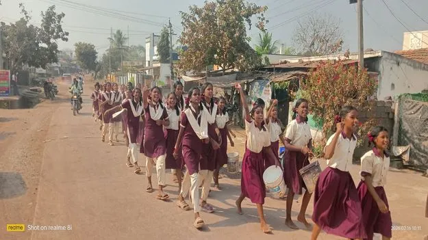 తాగునీటి కోసం రోడ్డెక్కిన విద్యార్థినులు