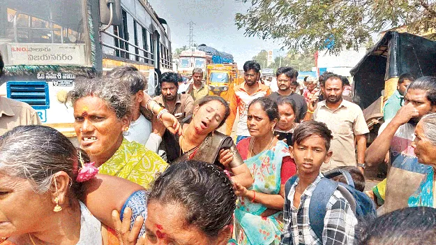 ఆగిఉన్న లారీని ఢీకొట్టిన ఆర్టీసీ బస్సు