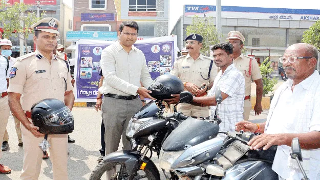 హెల్మెట్‌ ఉంటేనే కలెక్టరేట్‌లోకి అనుమతి