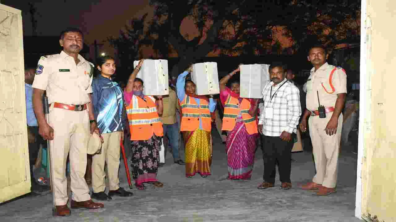 బ్యాలెట్‌ బాక్స్‌ల్లో   అభ్యర్థుల భవితవ్యం