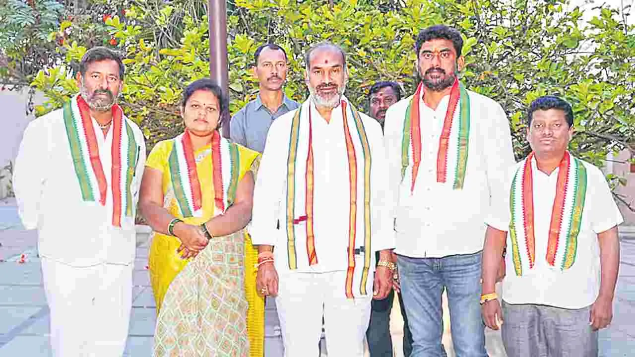 వేములవాడలో కాంగ్రెస్‌లోకి ముగ్గురు నూతన కౌన్సిలర్లు